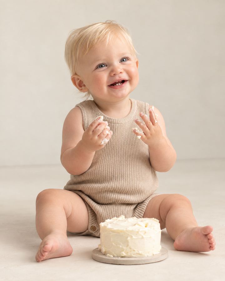 Cake Smash: smiling with icing on hands