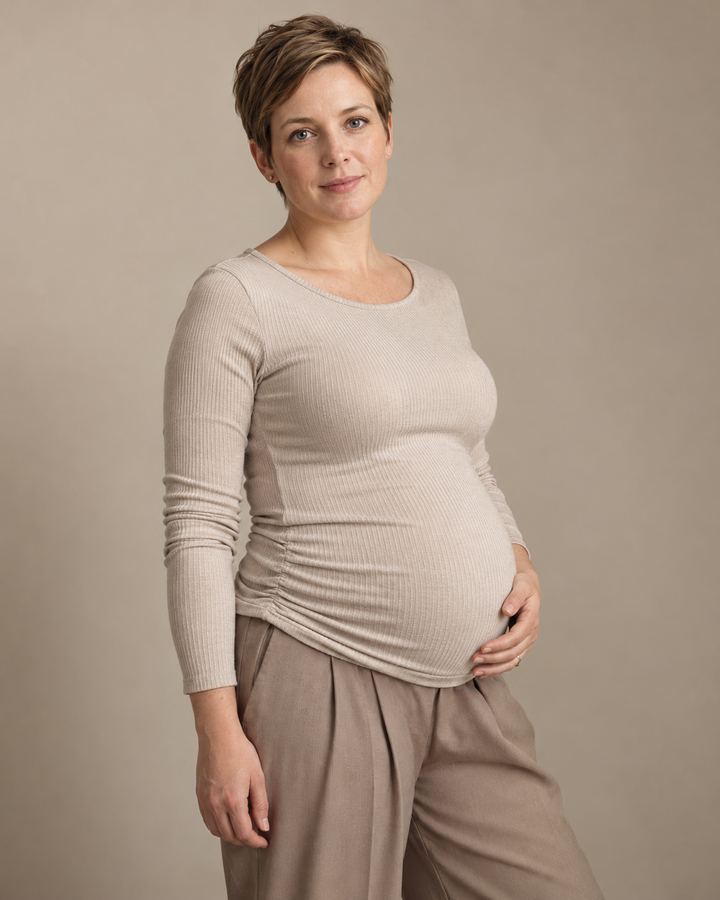 Maternity: minimal neutral maternity outfit