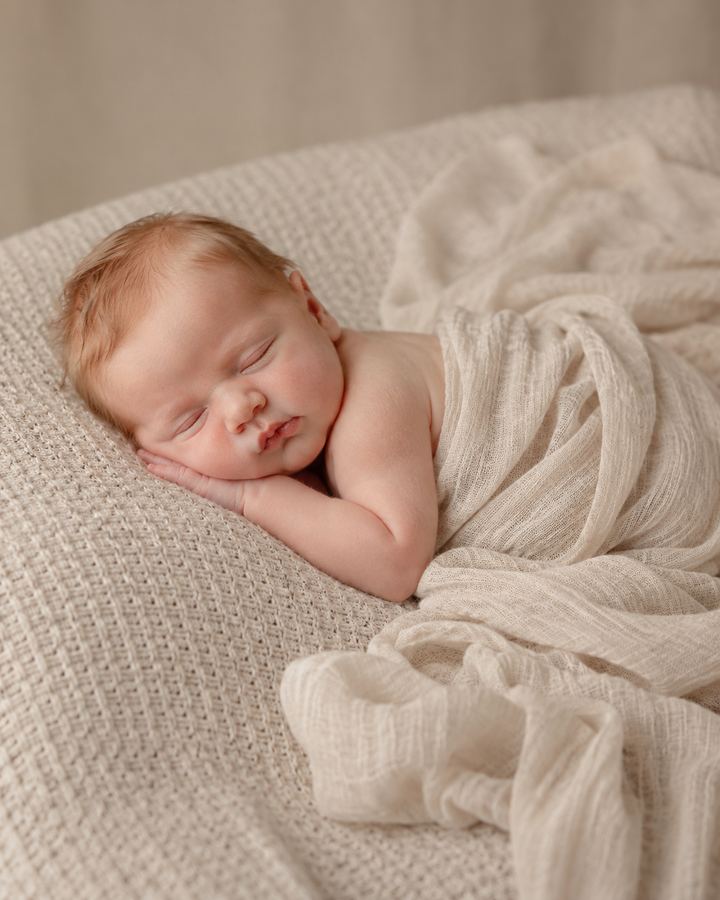 Newborn: side on oatmeal blanket