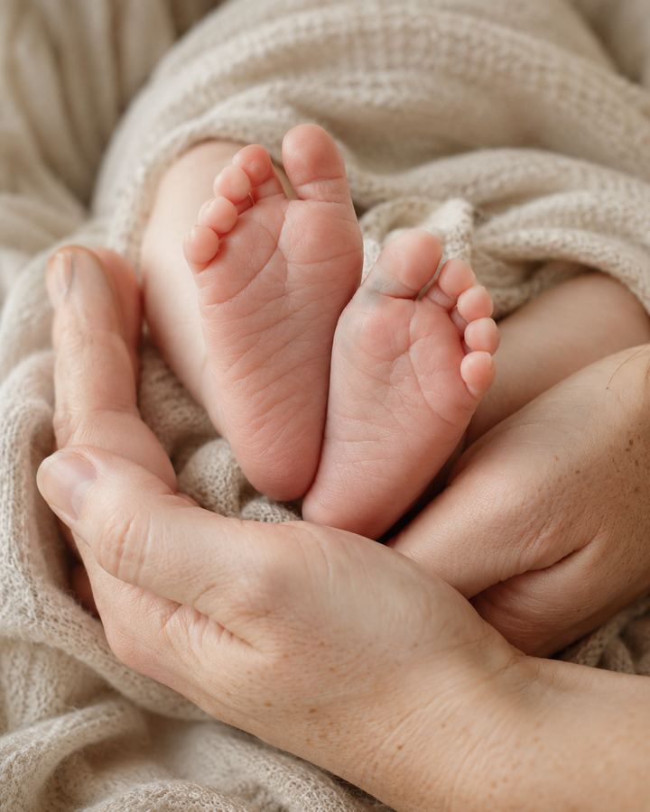 Newborn: feet in parent hands